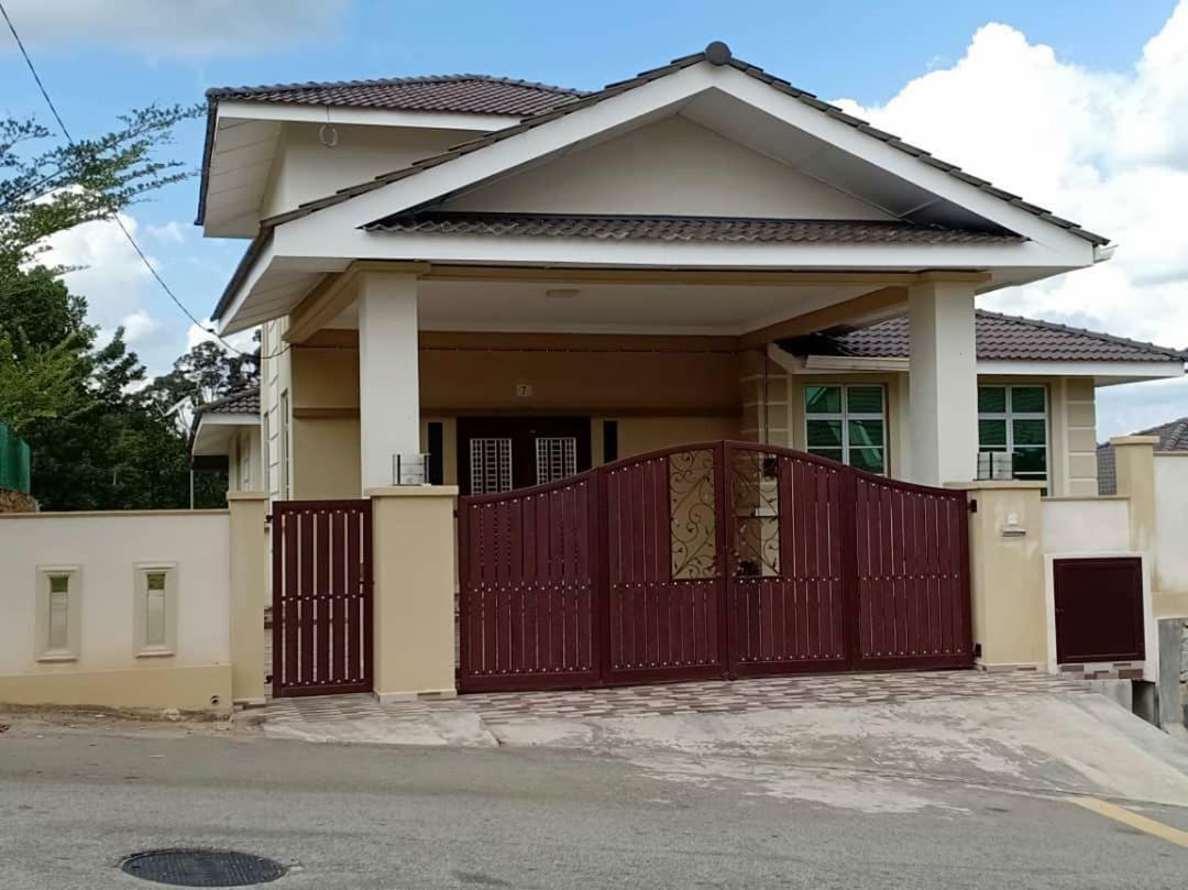 Gambang Homestay Banglomuslim クアンタン エクステリア 写真